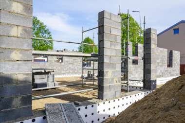 Yeni bir ev, şantiye hazırlık sürecinde görünümünü beton temeli