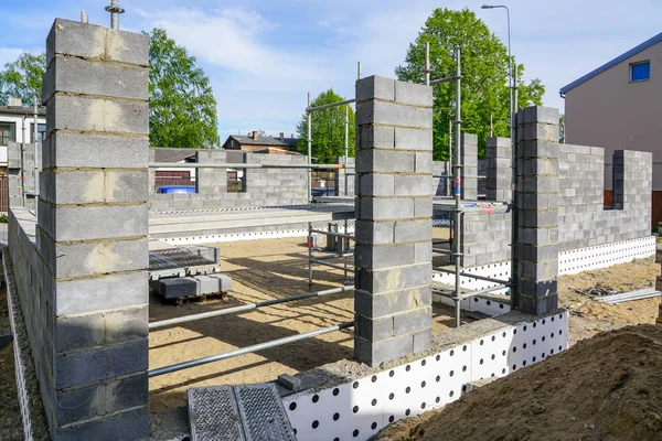 Concrete stichting van een nieuw huis, uitzicht op bouwplaats in voorbereiding — Stockfoto