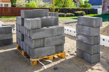 Yeni bir ev, şantiye hazırlık sürecinde görünümünü beton temeli