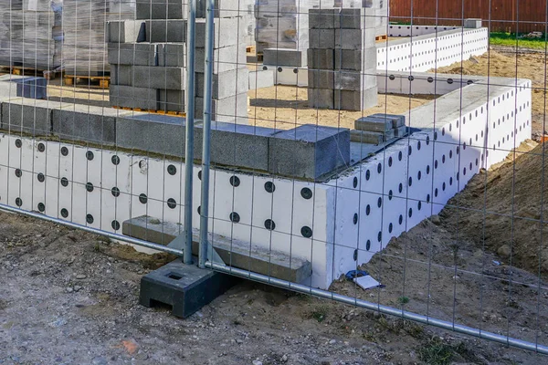 Betonfundament eines neuen Hauses, Blick auf Baustelle in Vorbereitung — Stockfoto