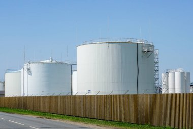 Petrol ürünleri için beyaz silindirik depolama tankları