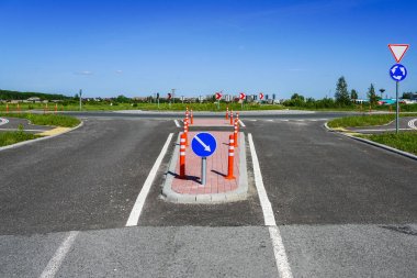 kavşak öncesi yol altyapısı ve yol işaretleri