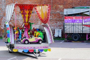 hareketli eğlence parkı, bir araba römork demonte atlıkarınca