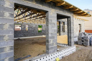 Yeni bir ev, şantiye hazırlık sürecinde görünümünü beton temeli