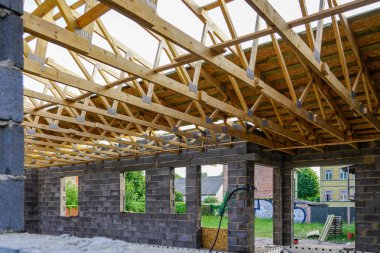 Yeni bir ev, şantiye hazırlık sürecinde görünümünü beton temeli