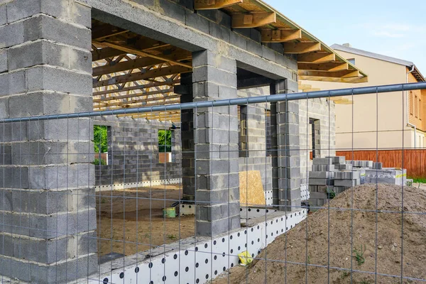 Betonfundament eines neuen Hauses, Blick auf Baustelle in Vorbereitung — Stockfoto