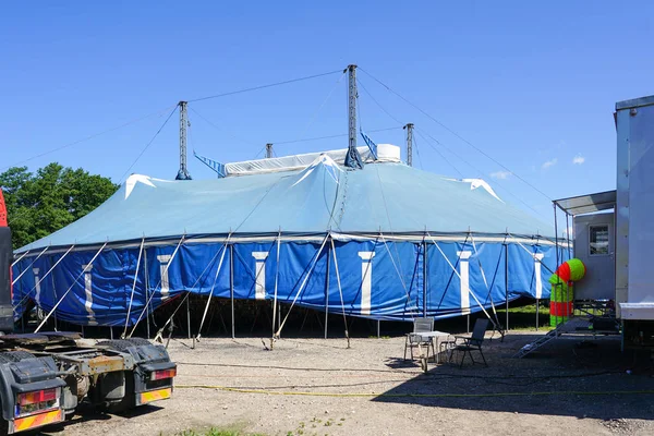 Traveling circus blue tent against a blue sky — Stock Photo, Image