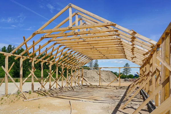 Cadre d'une nouvelle maison en bois en construction — Photo