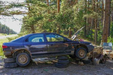 kırsal bir alanda eğlenceli bir araba tamir yöntemi