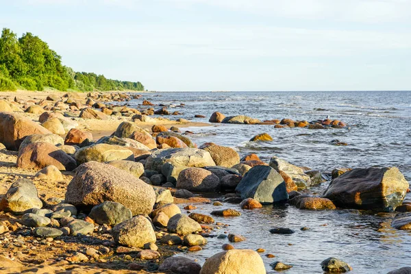 Costa rocciosa del Mar Baltico nel Golfo di Riga — Foto Stock