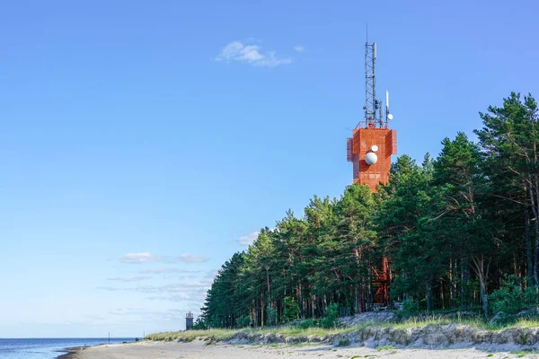 Faro di ragaciems sulla costa del Mar Baltico in Lettonia — Foto Stock