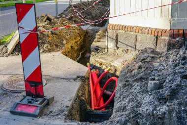 Şehir caddesinde yeraltı iletişimi ve sokak ve kaldırım değişimi