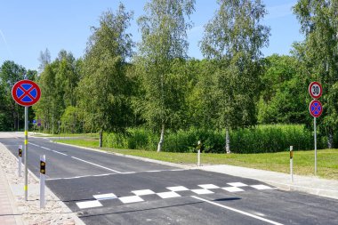 bir asfalt yolda yeni trafik güvenlik hızı yumru