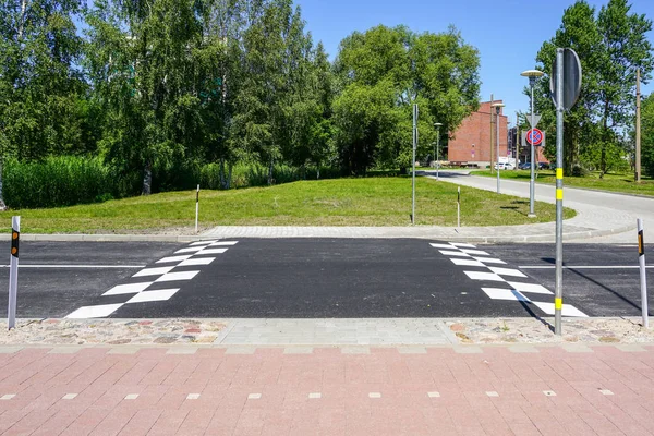 New traffic safety speed bump on an asphalt road — Stock Image New traffic safety speed bump on an asphalt road Stock Picture