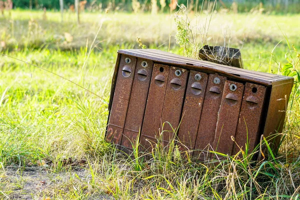 緑の背景に農村地域の古い錆びたメールボックス — ストック写真