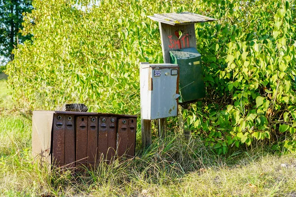 Alte rostige Briefkästen im ländlichen Raum auf grünem Hintergrund — Stockfoto