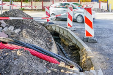 şehir caddesinde yeraltı iletişim onarım ve değiştirme
