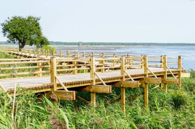 göl kıyısında yürüyüşler ve kuş gözlemciliği için yeni ahşap patikalar