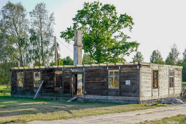 Rekonstrukcja starego drewnianego domu na obszarze wiejskim — Zdjęcie stockowe