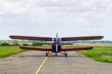 tarihsel tek motorlu uçak Antonov An2, ön görünüm