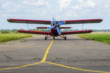 tarihsel tek motorlu uçak Antonov An2, ön görünüm
