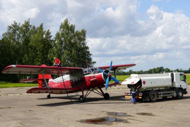 tarihsel tek motorlu uçak Antonov An2, yakıt ikmali