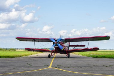 tarihsel tek motorlu uçak Antonov An2, ön görünüm