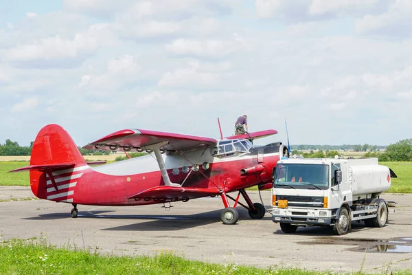 Historiskt enda motorflygplan Antonov An2, tankning — Stockfoto