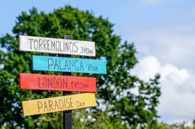 Farklı şehirlere ve cennete uzaklıkları hakkında yazıtlar içeren tabela