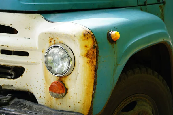 Fragment eines alten Lkw-Führerhauses mit Rostflecken — Stockfoto