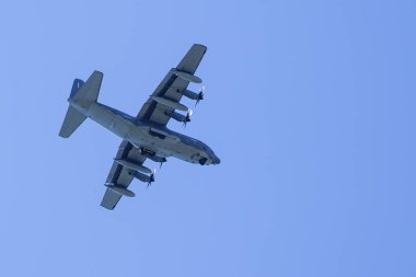 gri askeri nakliye uçağı mavi gökyüzü arka plan üzerinde sinek