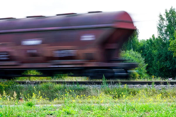 Размытый последний вагон грузового поезда в движении — стоковое фото