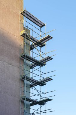 apartman cephesinin ısı yalıtımı tesis atılmadan önce iskele