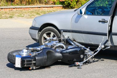 trafik kazası, şehir caddesinde bir araba ile motosiklet çarpışması