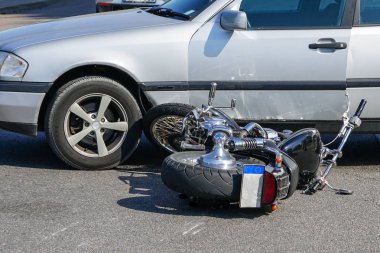 trafik kazası, şehir caddesinde bir araba ile motosiklet çarpışması