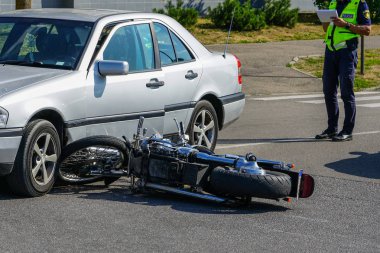 trafik kazası, şehir caddesinde bir araba ile motosiklet çarpışması