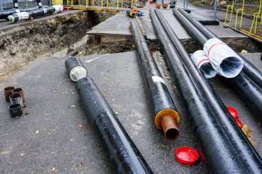 şehir caddesinde yeraltı ısıtma sistemi boruları değişimi