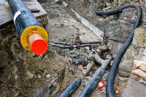 Замена подземных труб системы отопления на городской улице — стоковое фото