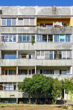 mavi bir gökyüzüne karşı dairelerin yoksul görünümlü banliyö blok