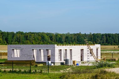 Yeni bir ev, şantiye hazırlık sürecinde görünümünü beton temeli