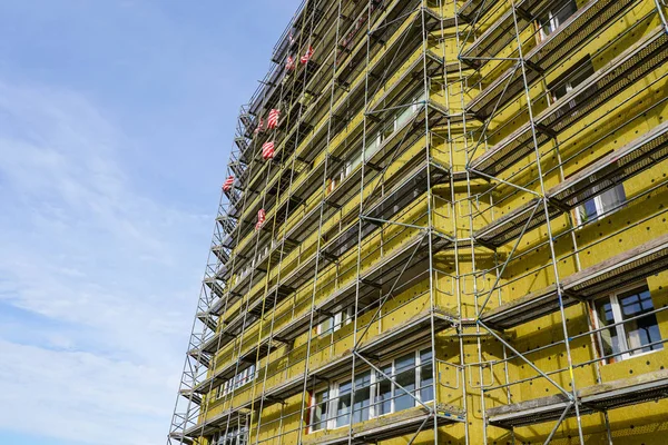 Impalcatura intorno alla casa per installare l'isolamento termico della facciata dell'edificio appartamento — Foto Stock