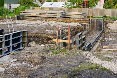 Çelik parmaklıklardan yapılmış ızgaralar, ev temellerini sağlamlaştırmak için kalıplar.