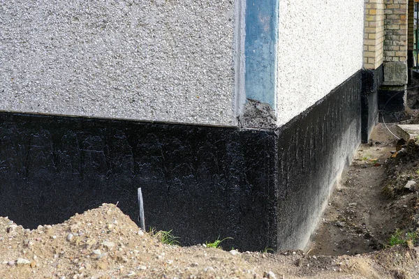 House foundation waterproofing and damp proofing with bitumen membrane — Stock Photo, Image