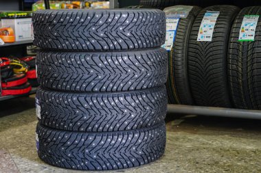 Lastik dükkanında çivili yeni kış lastiği seti