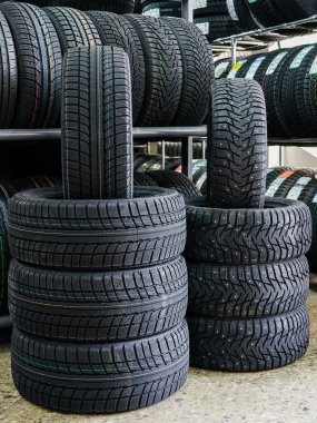 Lastik dükkanında çivili ve çivili olmayan yeni kış lastikleri.