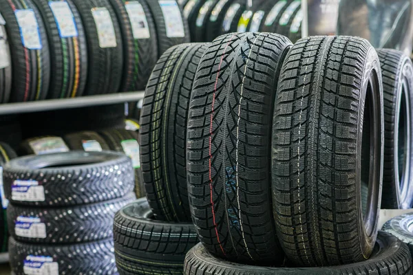 Nové zimní pneumatiky sady bez hřeby v obchodě s pneumatikami — Stock fotografie