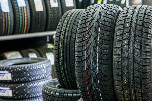 Lastik dükkanında çivili olmayan yeni kış lastikleri.