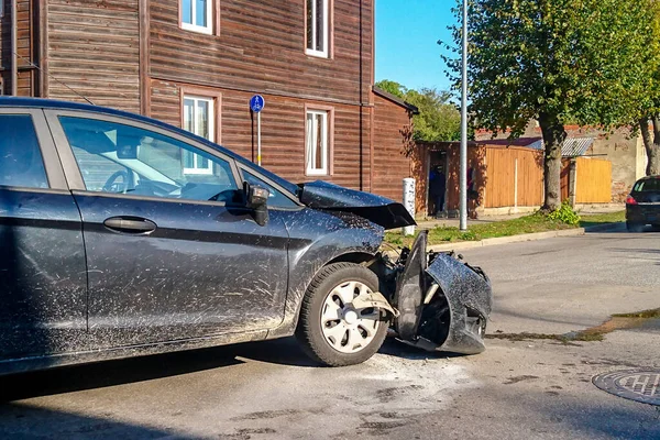 Un incidente stradale in una strada della città, una macchina con un fronte rotto — Foto Stock