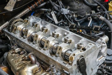 silindir kapağı kaldırılmış silindir bloğunun başı