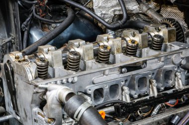 silindir kapağı kaldırılmış silindir bloğunun başı